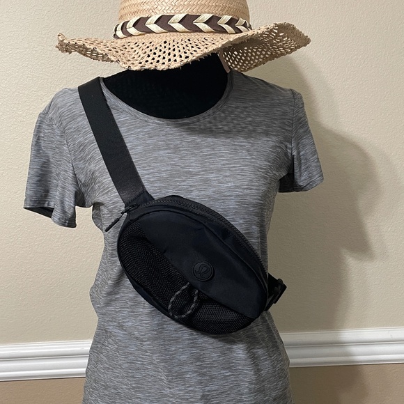 lululemon Take It On 1L Belt Bag - Black - Picture 2 of 6